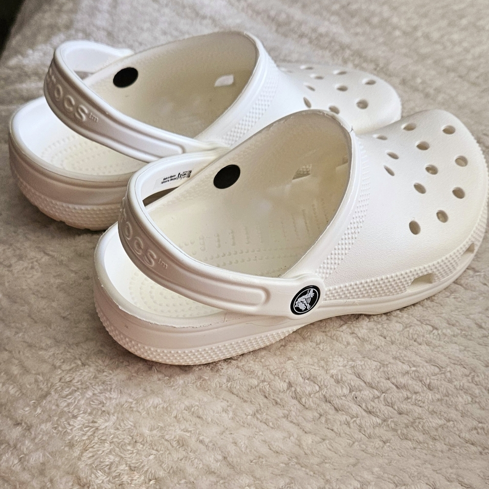 New crocs.  Womens size 6..mens size 4